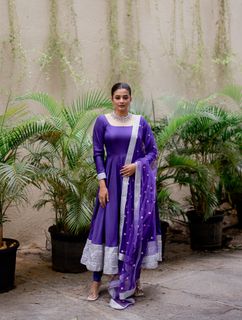 Priyamani feet photo thumbnail