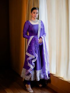 Priyamani feet photo thumbnail