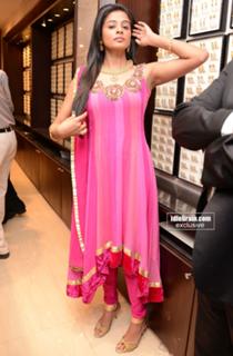 Priyamani feet photo thumbnail