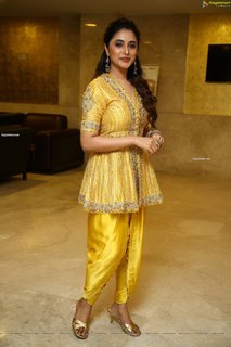 Priyanka Arulmohan feet photo 13