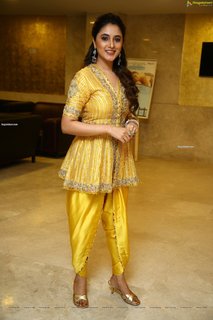 Priyanka Arulmohan feet photo 12