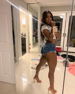 Qimmah Russo feet photo thumbnail