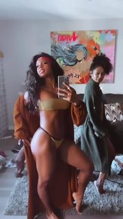 Qimmah Russo feet photo thumbnail