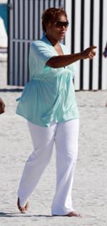 Queen Latifah feet photo thumbnail