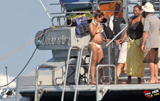 Queen Latifah feet photo thumbnail