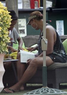 Queen Latifah feet photo thumbnail