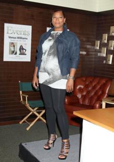 Queen Latifah feet photo thumbnail