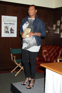Queen Latifah feet photo thumbnail