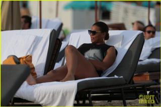 Queen Latifah feet photo thumbnail
