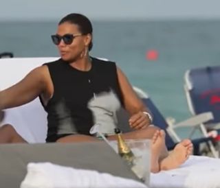 Queen Latifah feet photo 7