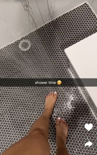 Queen Naija feet photo thumbnail