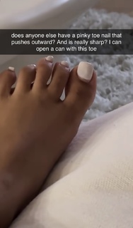Queen Naija feet photo thumbnail