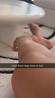 Queen Naija feet photo thumbnail