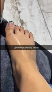 Queen Naija feet photo thumbnail