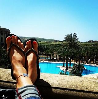 Quinty Trustfull feet photo 10