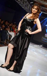 Raai Laxmi feet photo thumbnail