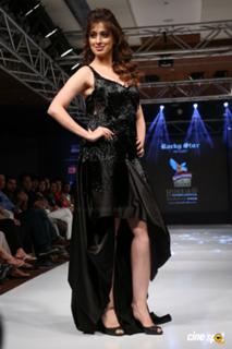 Raai Laxmi feet photo thumbnail