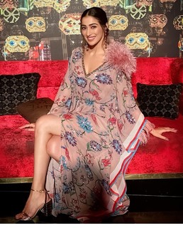 Raai Laxmi feet photo thumbnail