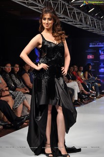 Raai Laxmi feet photo thumbnail