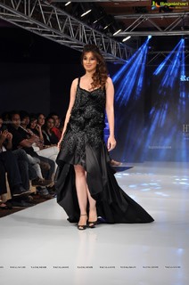 Raai Laxmi feet photo thumbnail