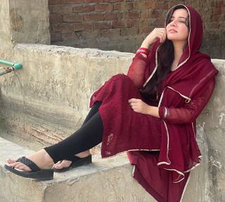 Rabi Pirzada feet photo 6