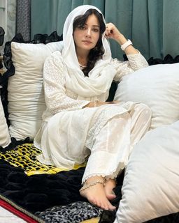 Rabi Pirzada feet photo 4