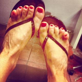 Rachael Harris feet photo thumbnail