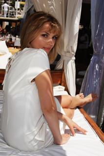 Rachael Leigh Cook feet photo thumbnail