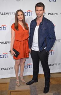 Rachael Leigh Cook feet photo thumbnail