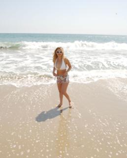 Rachael Leigh Cook feet photo thumbnail