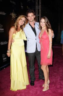 Rachael Leigh Cook feet photo thumbnail
