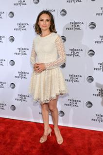 Rachael Leigh Cook feet photo thumbnail