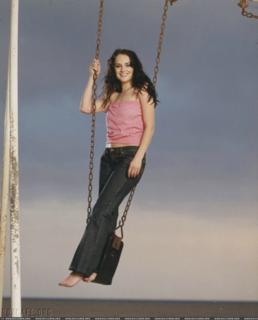 Rachael Leigh Cook feet photo thumbnail