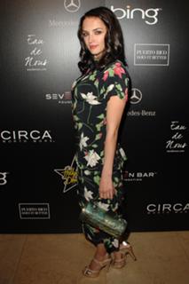 Rachael Leigh Cook feet photo thumbnail