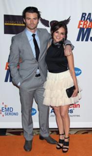 Rachael Leigh Cook feet photo thumbnail