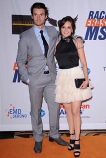 Rachael Leigh Cook feet photo thumbnail