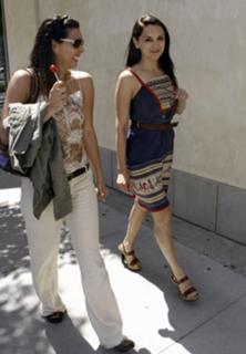 Rachael Leigh Cook feet photo thumbnail