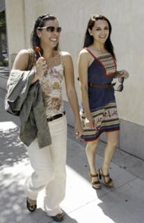 Rachael Leigh Cook feet photo thumbnail