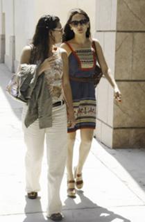 Rachael Leigh Cook feet photo thumbnail