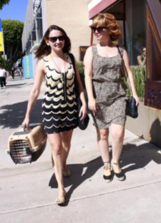 Rachael Leigh Cook feet photo thumbnail