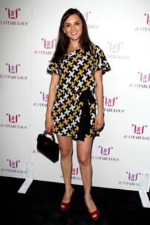 Rachael Leigh Cook feet photo thumbnail