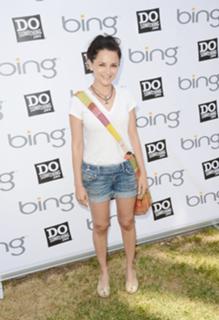Rachael Leigh Cook feet photo thumbnail