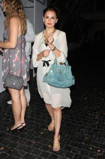 Rachael Leigh Cook feet photo thumbnail