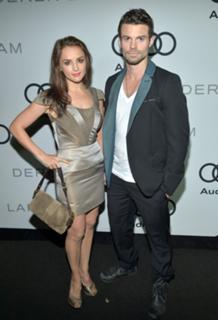 Rachael Leigh Cook feet photo thumbnail