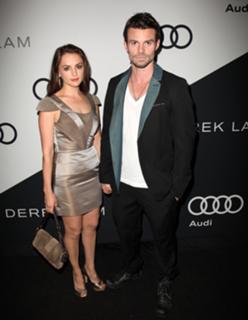 Rachael Leigh Cook feet photo thumbnail