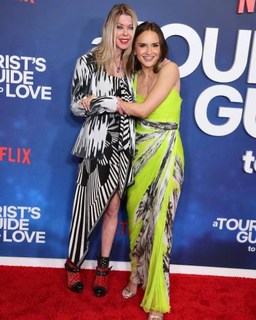 Rachael Leigh Cook feet photo thumbnail
