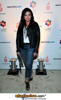 Rachael Ray feet photo thumbnail