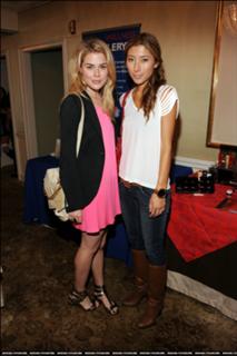 Rachael Taylor feet photo thumbnail
