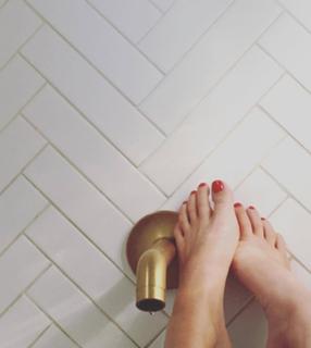 Rachael Taylor feet photo thumbnail