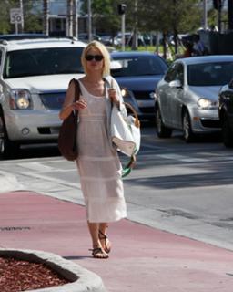 Rachael Taylor feet photo thumbnail